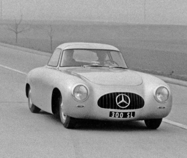 Mercedes-Benz 300 SL Rennsportwagen (W 194) aus dem Jahr 1952. Foto von der Pressepräsentation auf der Autobahn bei Stuttgart am 12. März 1952. 